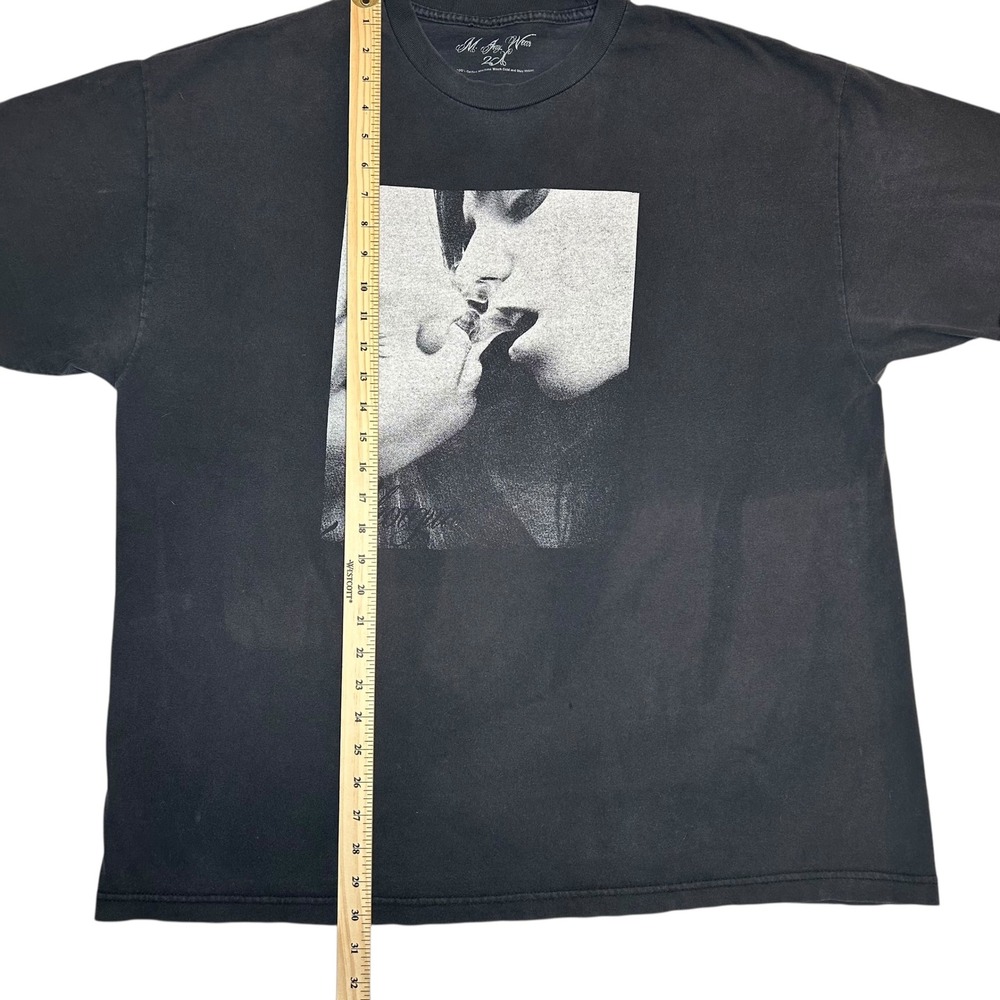 Misfits Wear Black Graphic T Shirt Kissing Couple Print Men Size XL - Picture 2 of 7
